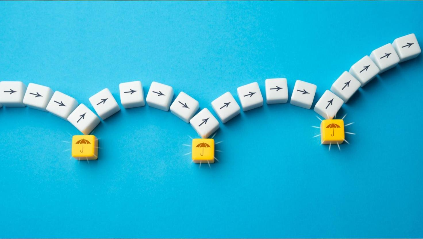 Tiles with forward arrows depicting a seamless customer journey with omnichannel solutions.