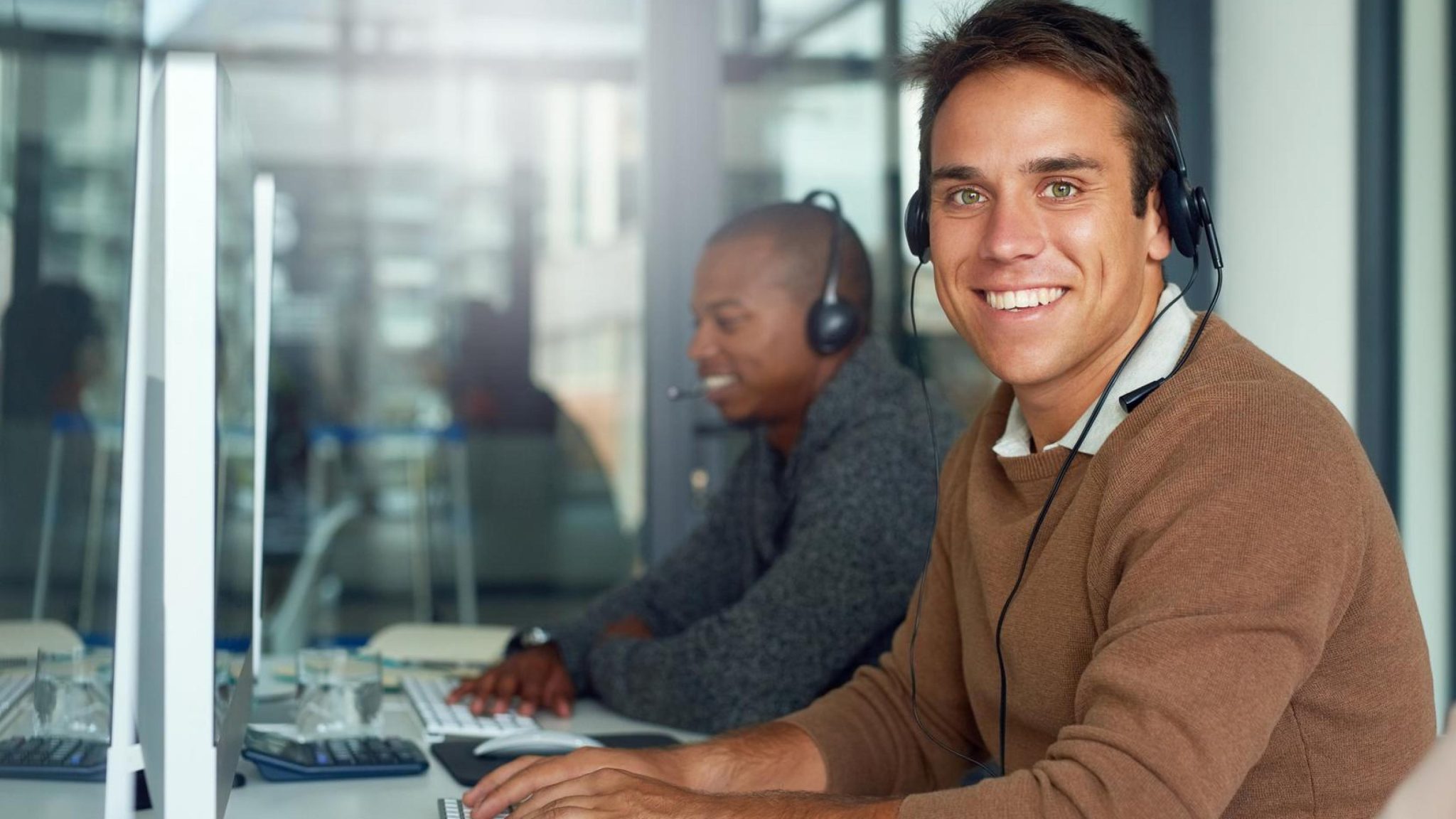 Magic Apple banner offering lead generation through small business customer service solutions like alternatives to call centers.